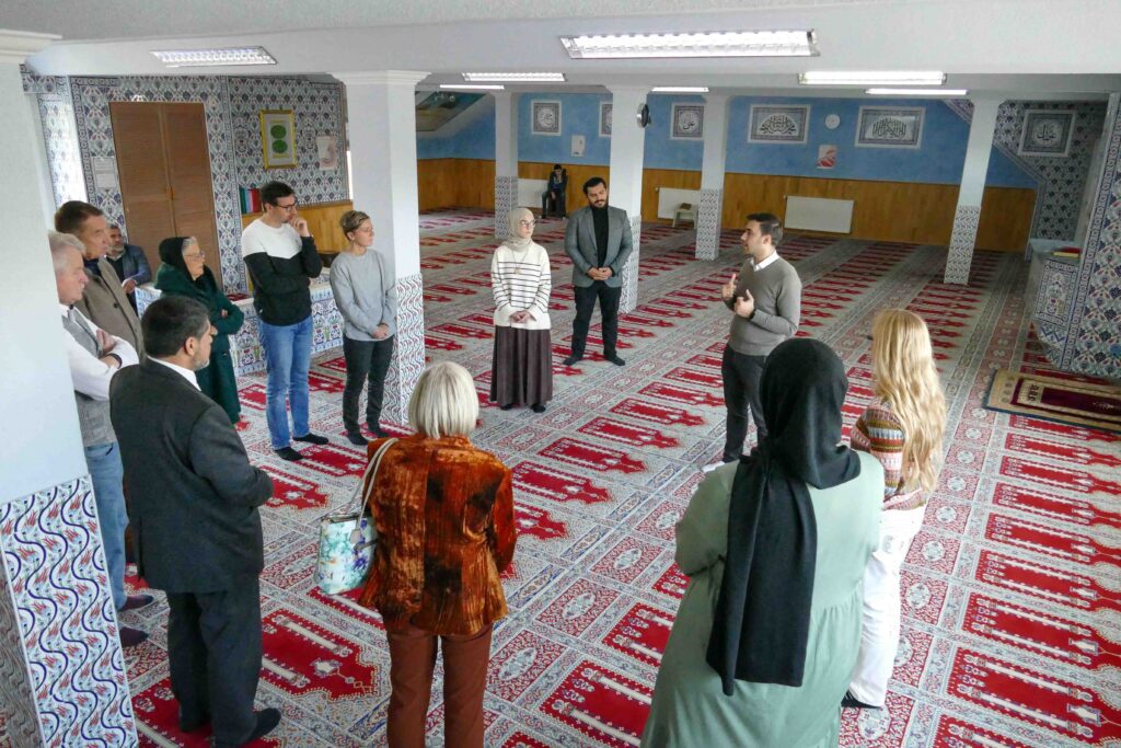 Gäste bei der Moscheeführung